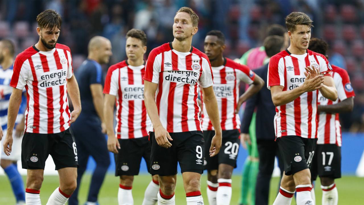 Teleurstelling bij de spelers van PSV na afloop van de 0-1 nederlaag tegen Osijek (foto: OrangePictures).