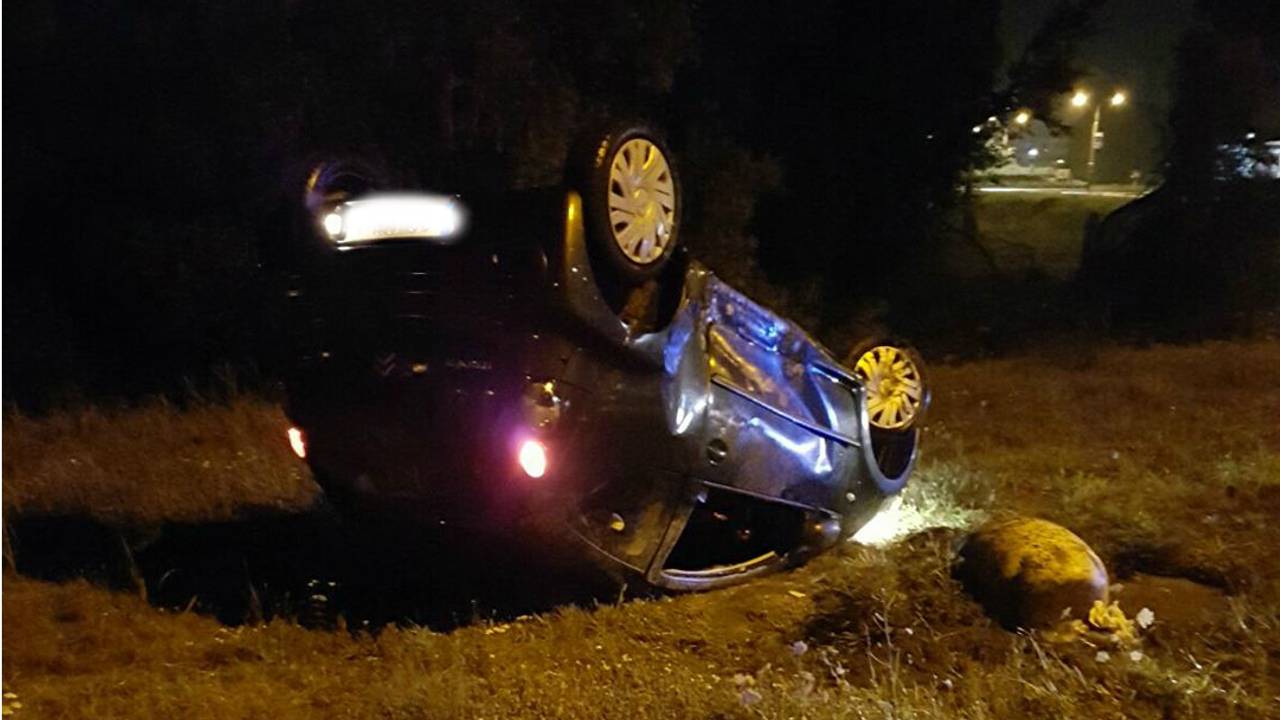De auto sloeg over de kop, de spookrijders reden door. (Facebook: politie)