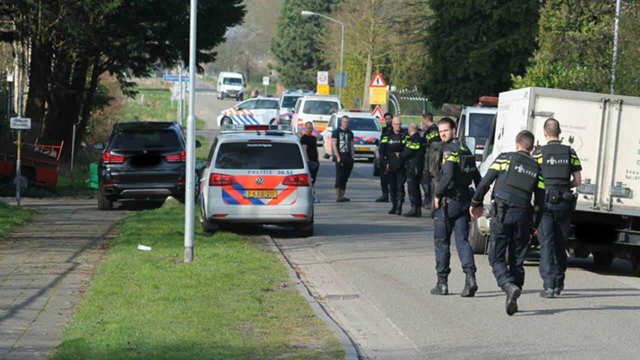 De politie omsingelde het woonwagenkamp