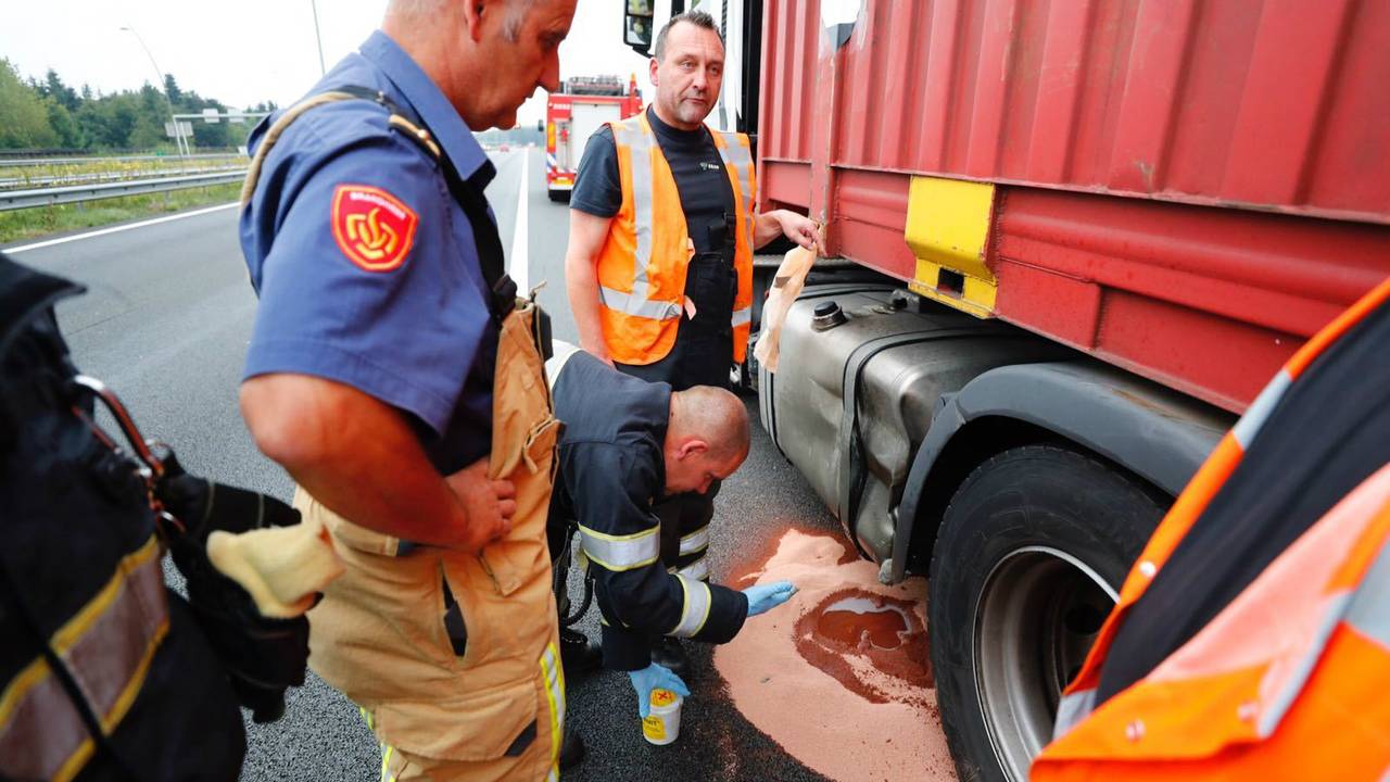 De vrachtwagen lekte diesel. (Foto: SQ Vision)