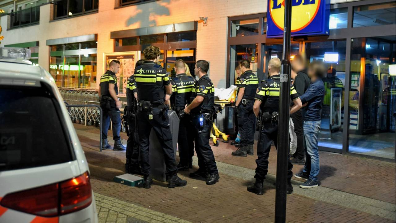 Er kwam veel politie naar de parkeerplaats. (Foto: Toby de Kort)