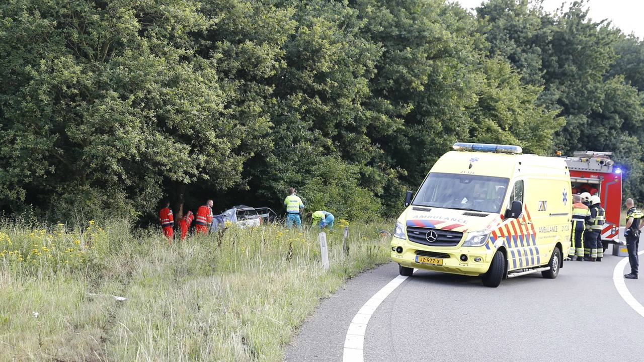 De auto vloog uit de bocht (foto: SK-Media).