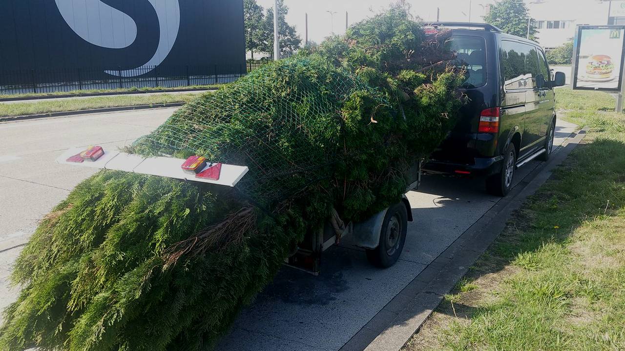 De bestelbus met aanhanger reed niet harder dan 60 km/u. (foto: Facebook/Politieteam Tilburg-Centrum)