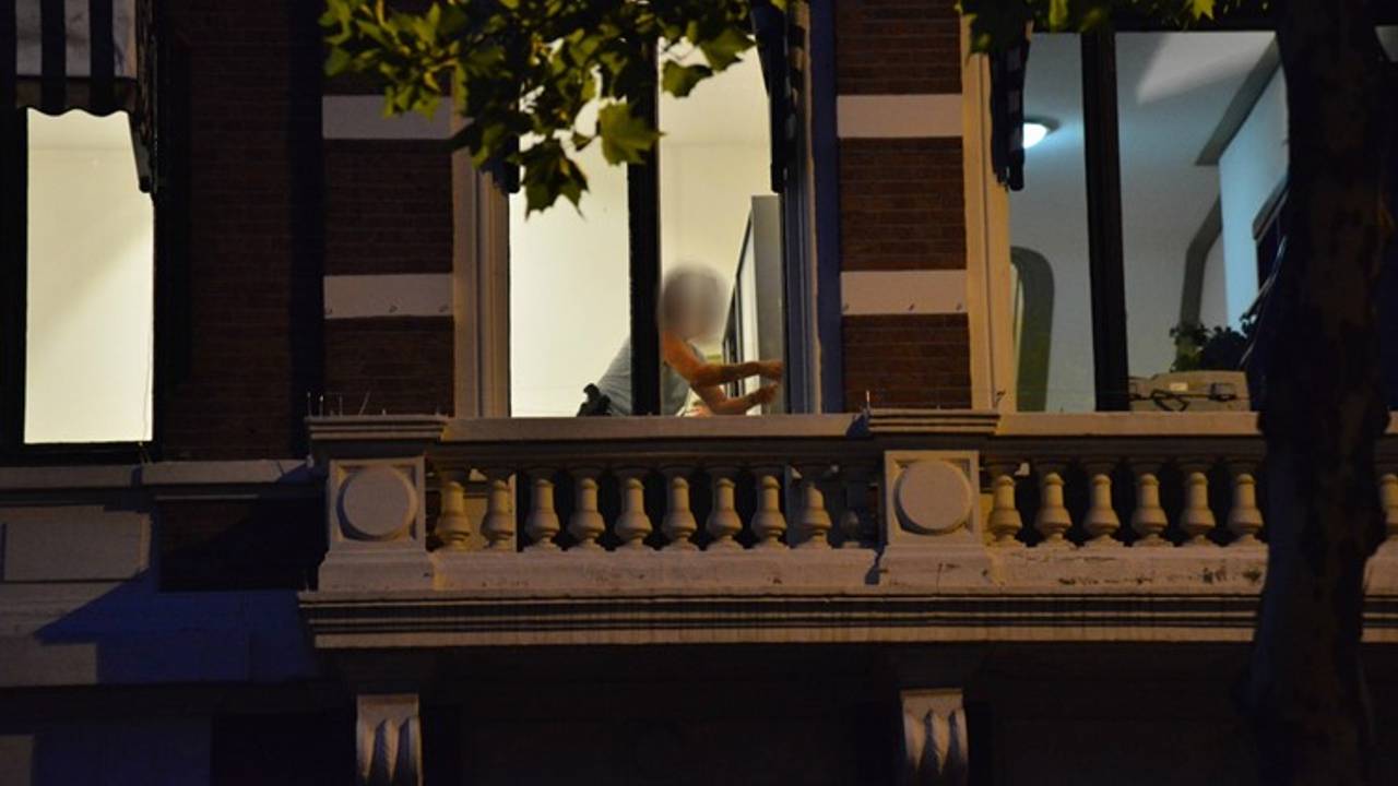 De recherche deed onderzoek in het kantoor van de advocaat