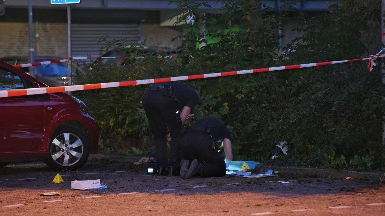 De politie doet onderzoek in het restaurant en op de parkeerplaats / Foto: Toby de Kort , De Kort Media