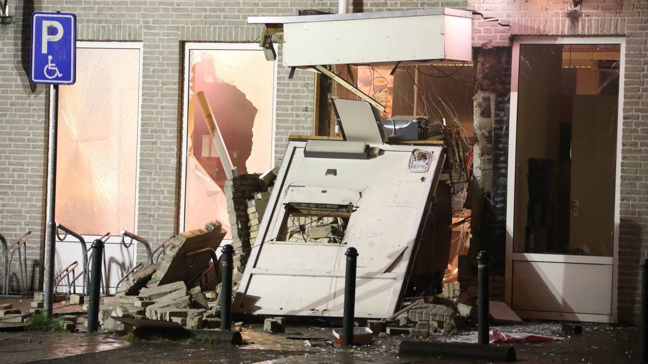 Bij de plofkraak in Heesch is de gevel van de AH-supermarkt ontzet. (foto: SQ Vision)