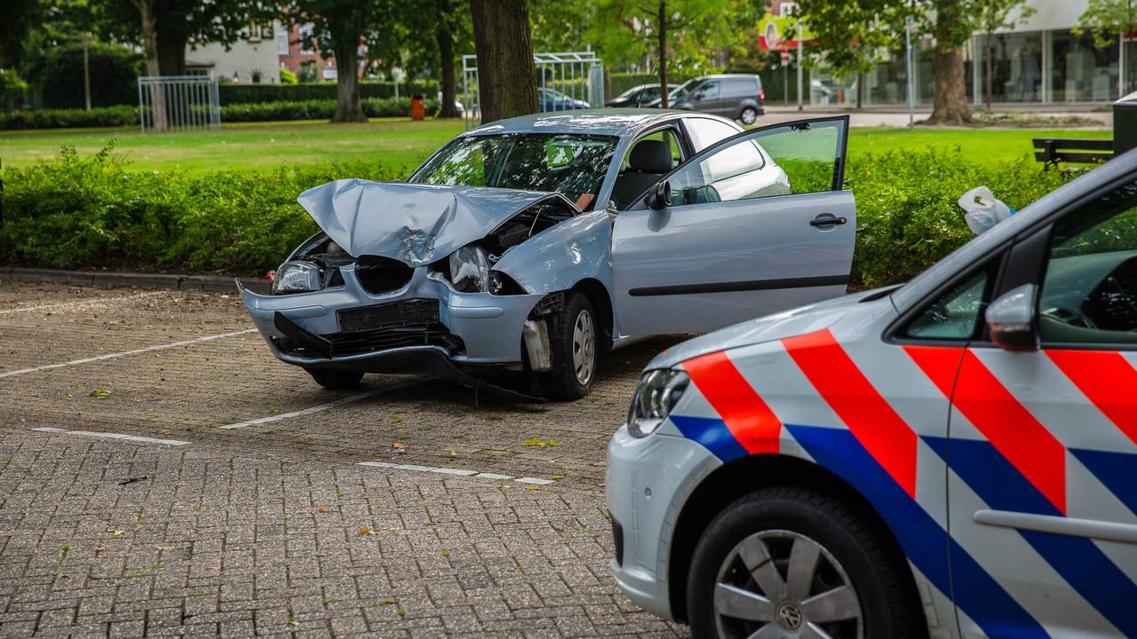 De auto kwam tegen een boom aan. Foto: Christian Traets / SQ Vision Mediaprodukties