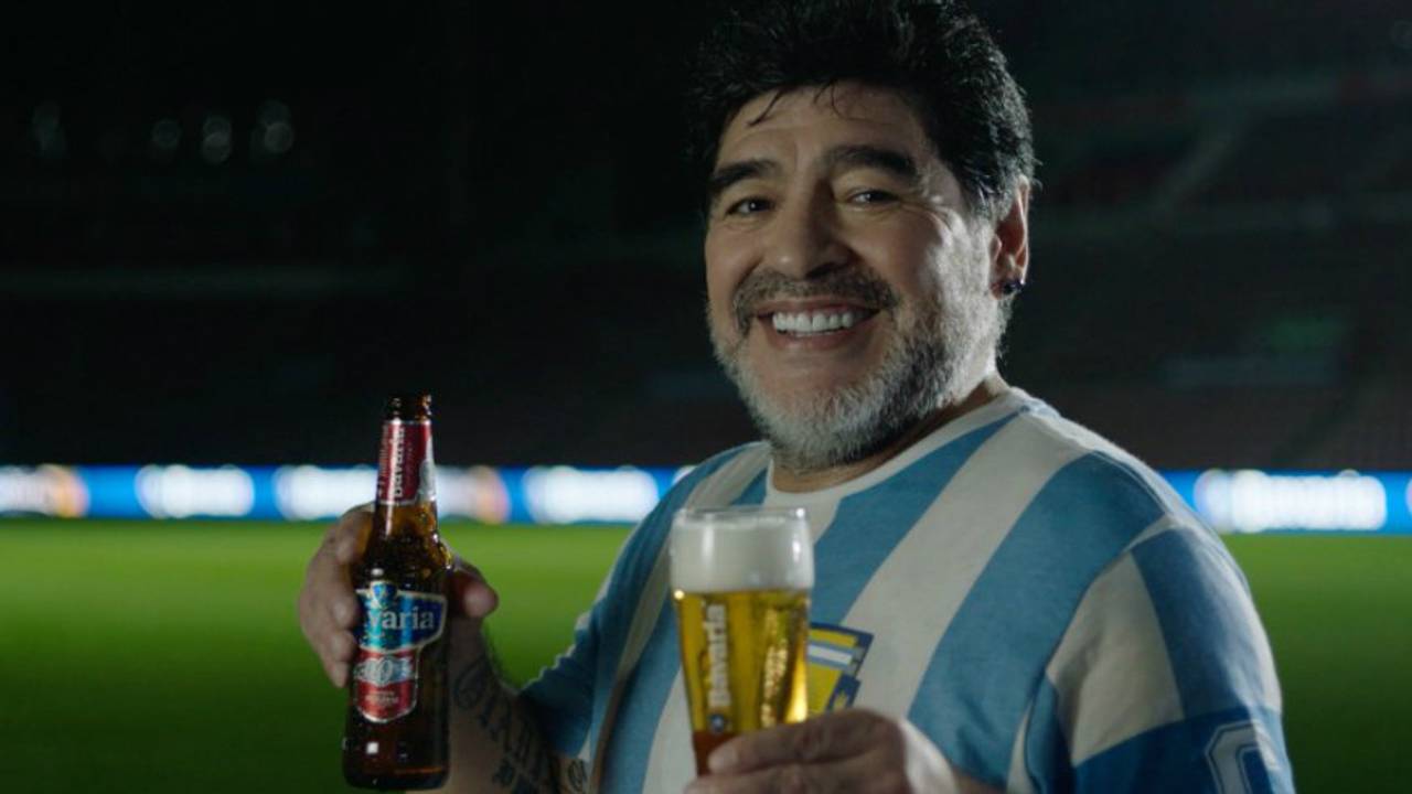 Diego Maradona met biertjes van Bavaria.