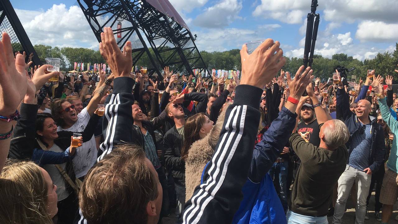 Het moment van de foto, Anja staat in het midden met de beige jas. Foto: Ellen/Twitter