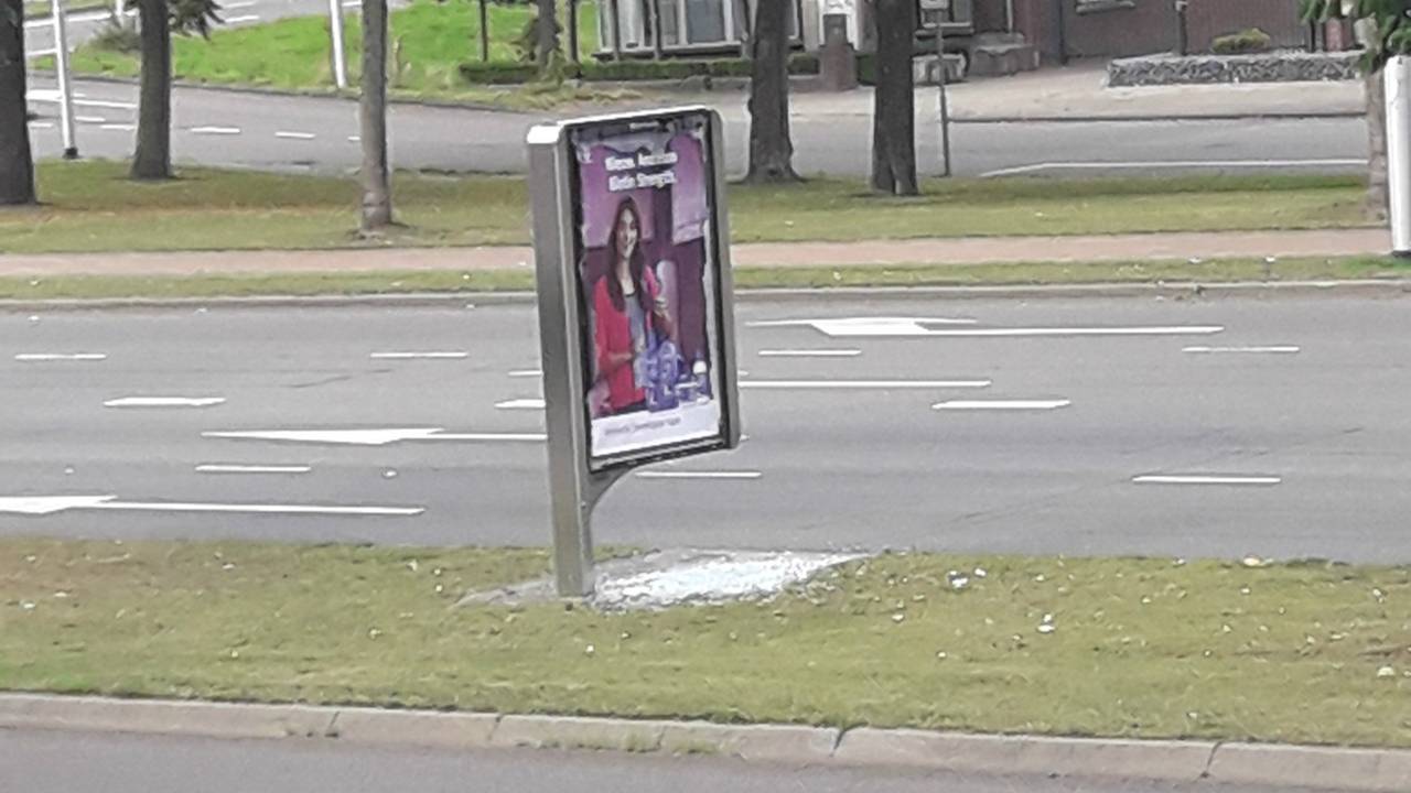 Op de Ringbaan Noord werd weer een reclamezuil vernield.