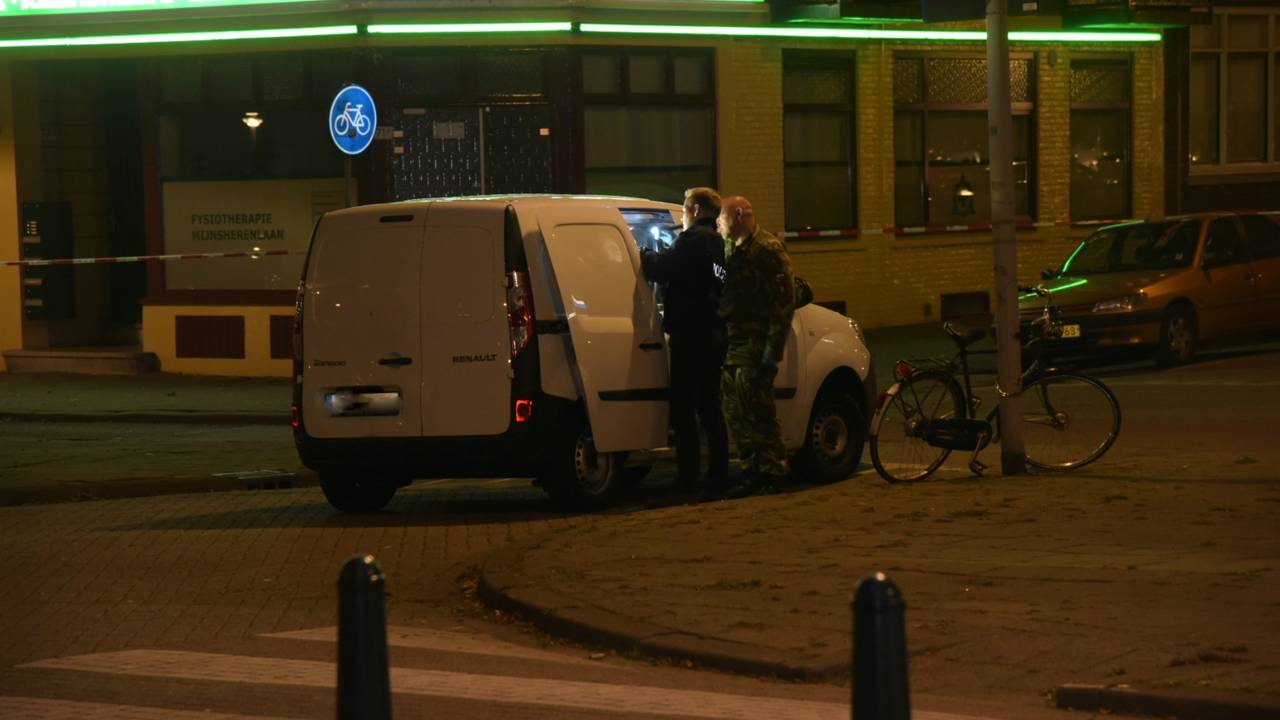 De politie onderzoekt het busje (foto: AS Media).