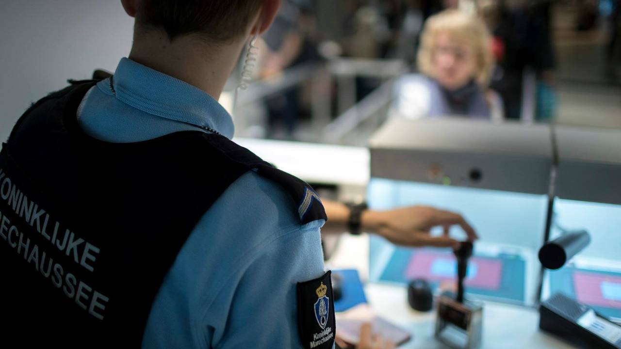 De man is aangehouden. (Foto: Koninklijke Marechaussee)