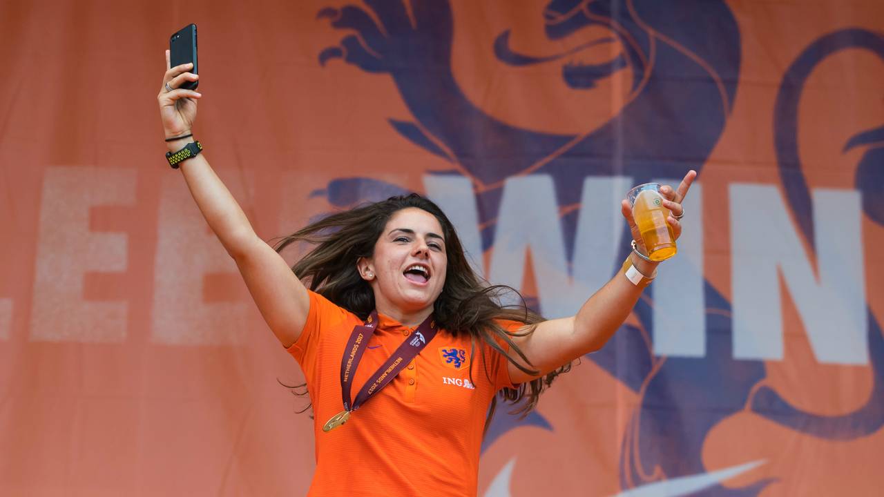Daniëlle van de Donk geniet tijdens de huldiging (foto: VI Images).