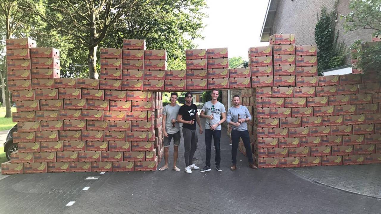 Vuurwerk en 258 bananendozen, bijzonder onthaal bij thuiskomst vakantie. (Foto: Bob Snoeren)