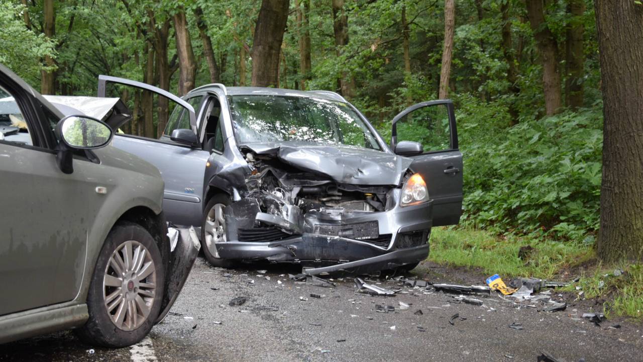 De twee auto's botsten frontaal op elkaar. Foto: Alexander Vingerhoets / Obscura-foto