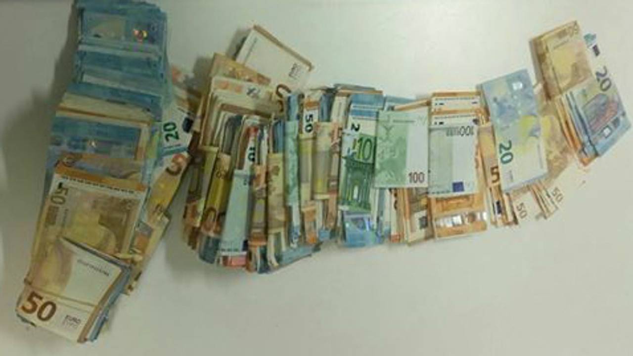 Een stapel geld (archieffoto: politie Bergen op Zoom).