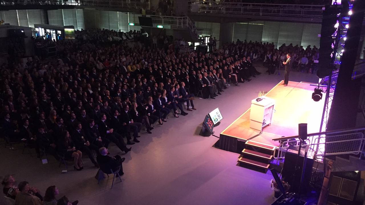 Volle zaal voor de opening van het academisch jaar (foto: Tonnie Vossen)