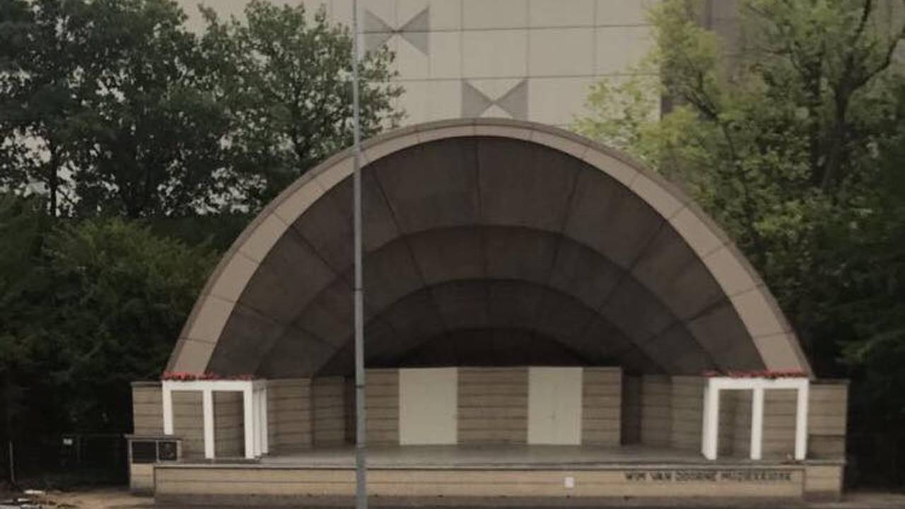 Poppodium Van Doorne Kiosk, met lantaarnpaal