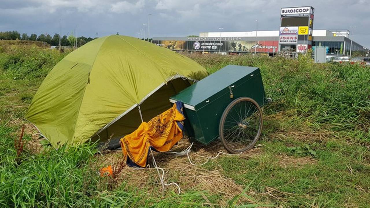 Het tentje bij de A58 (foto: Toby de Kort)