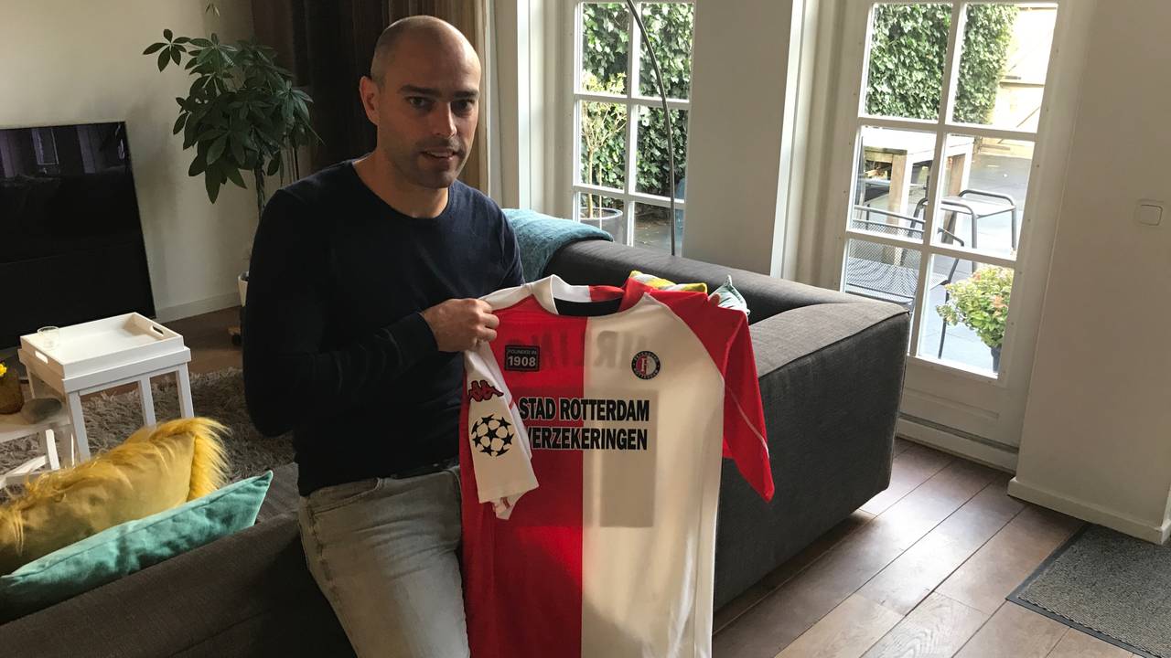 Anthony Lurling met zijn shirt uit het seizoen 2002/2003
