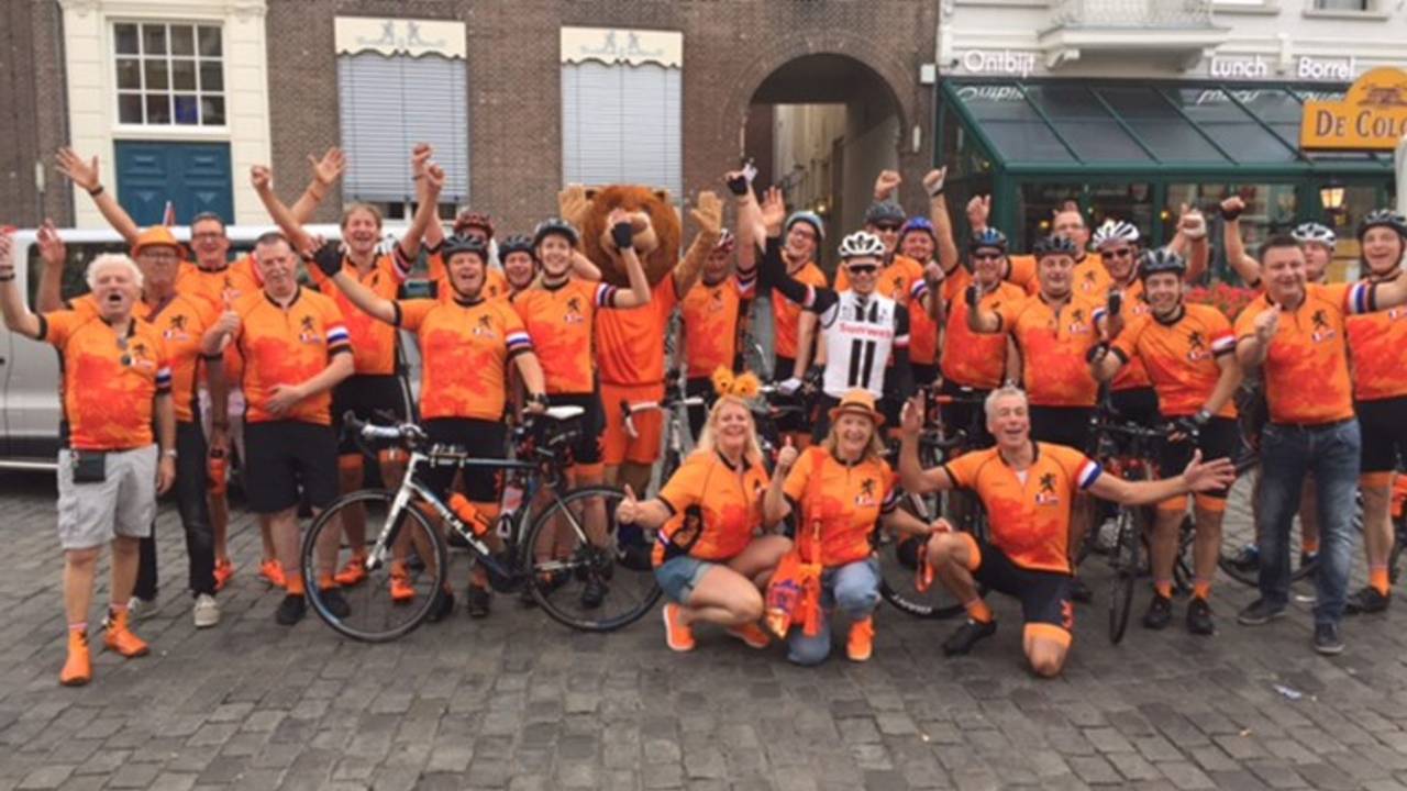 De wielrenners bij vertrek in Breda.