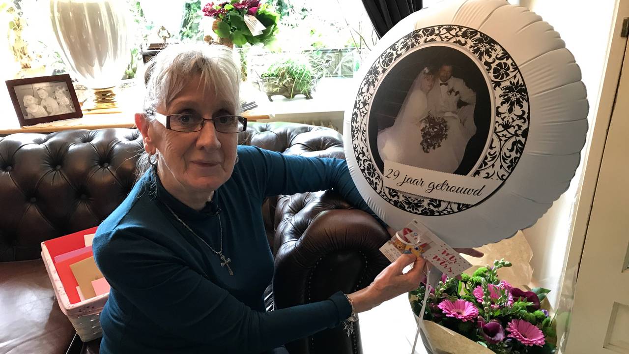 Erika Doll en een ballon met de trouwfoto van haar en haar man Martin erop. (foto: Eva de Schipper)