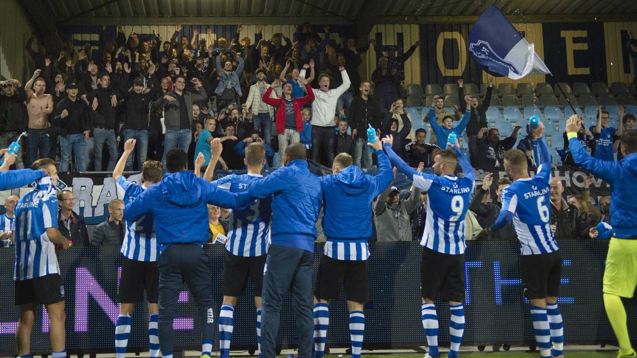 Spelers en fans van FC Eindhoven bouwen een feestje, ook in Nijmegen? (foto: Johan Manders).