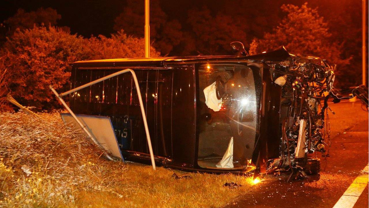 Van de auto is weinig over. (Foto: Bart Meesters/Meesters Multi Media)