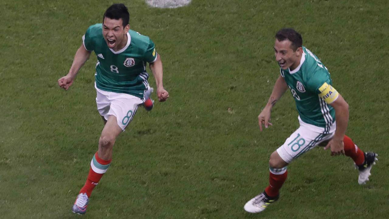 Hirving Lozano (links) en Andrés Guardado juichen (foto: VI Images).