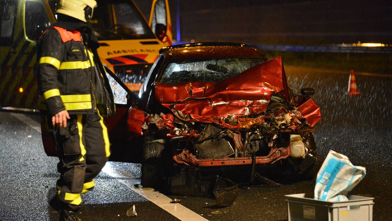 Auto botst op vrachtwagen op A16 bij Prinsenbeek (Foto: Perry Roovers)