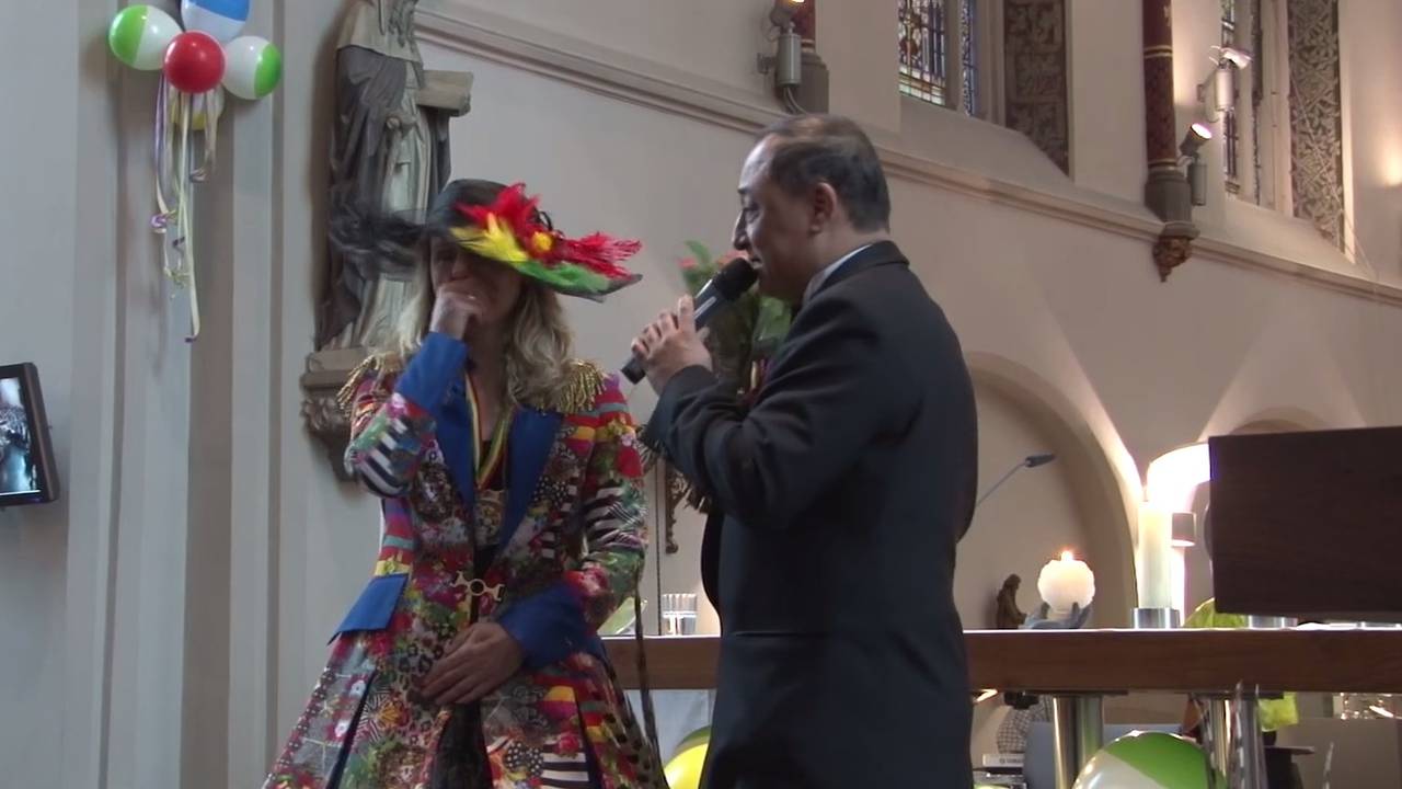 Naomi's vader vraagt zijn nieuwe vlam ten huwelijk. (Foto: VIMEO/DMG TV)