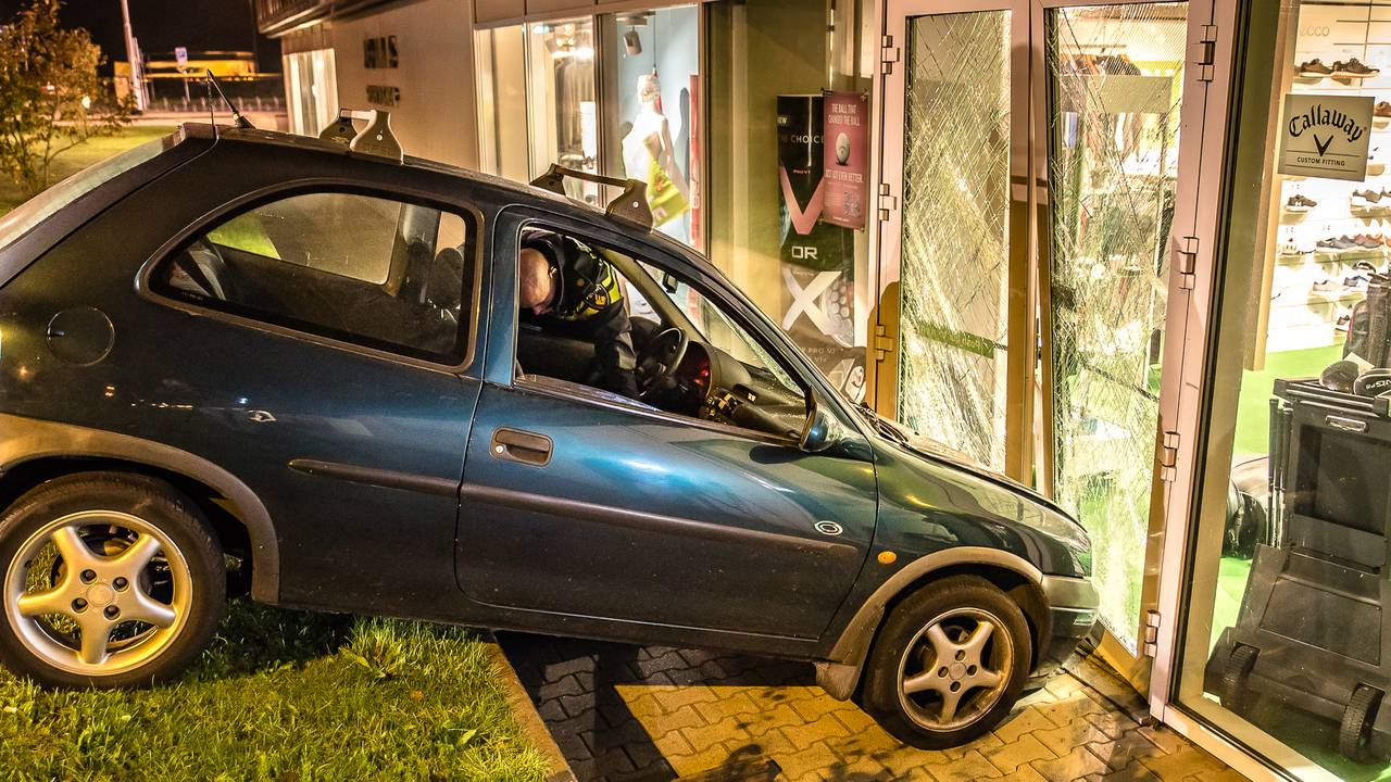 Veel schade aan de glazen deuren van Johns Sport Shop. Foto: Jules Vorselaars
