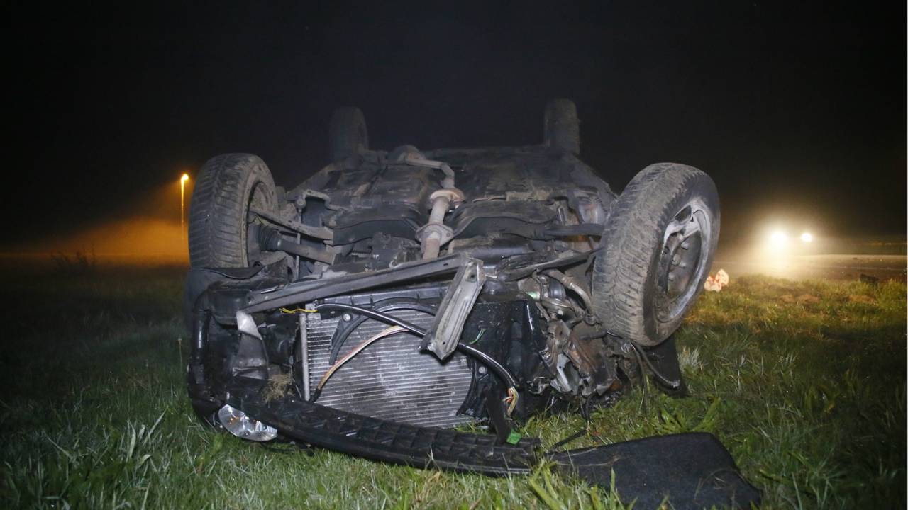 De auto raakte zwaar beschadigd. (Foto: AS Media)