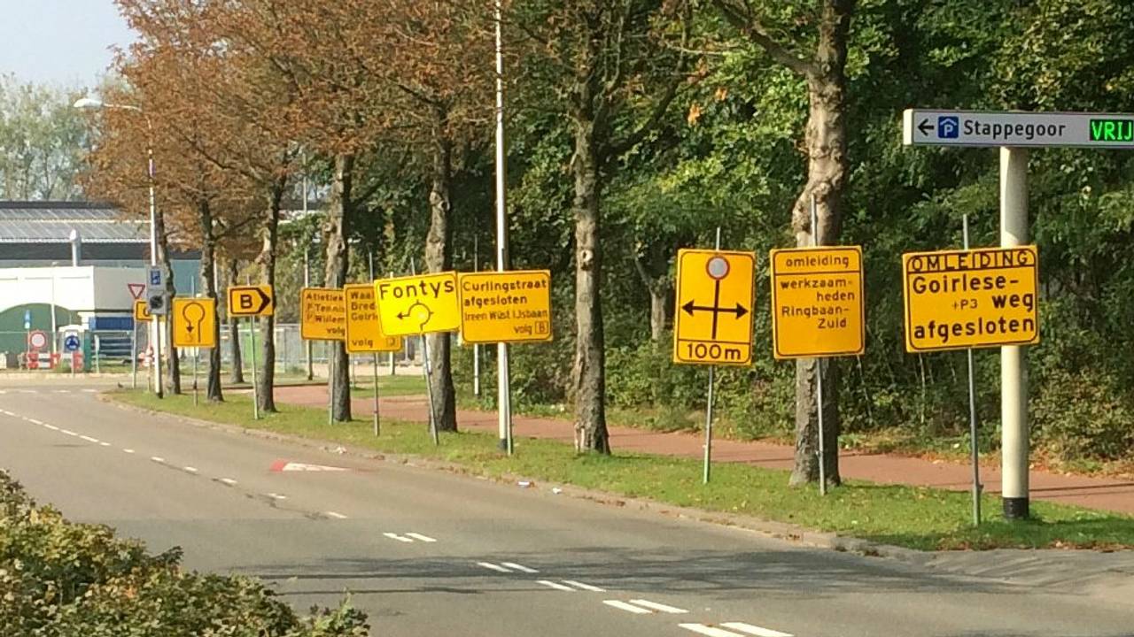 Een wirwar aan borden in Tilburg. (Foto: Jan Stoop)