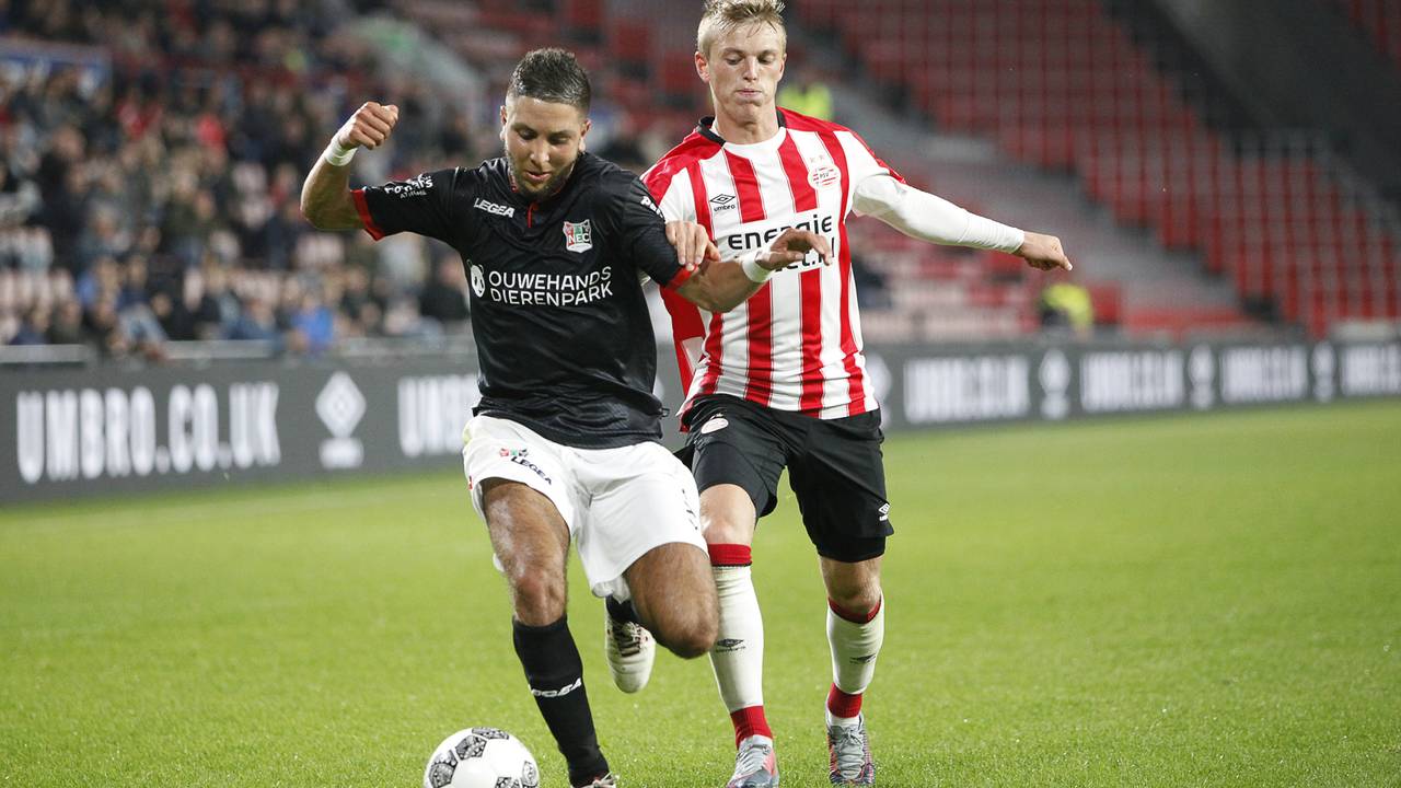 Rayhi vecht met Gudmundsson om de bal (Foto: Orange Pictures)