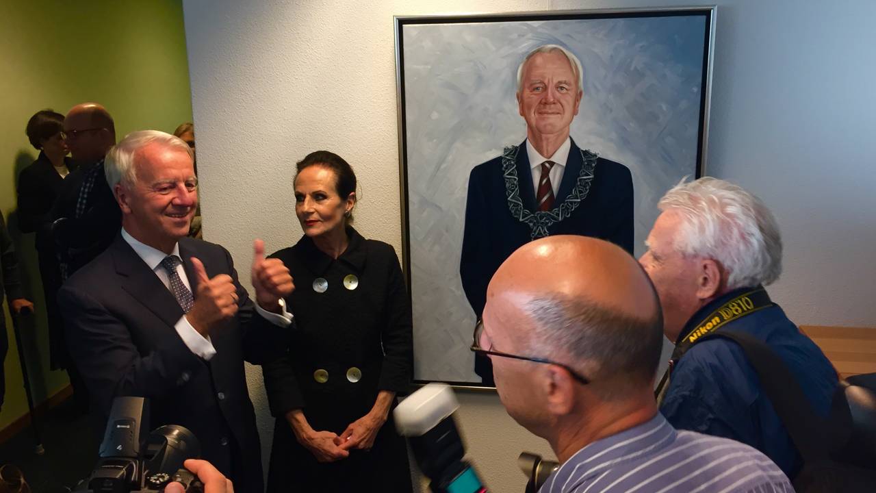 Burgemeester Noordanus en kunstenares Ans Markus bij het portret