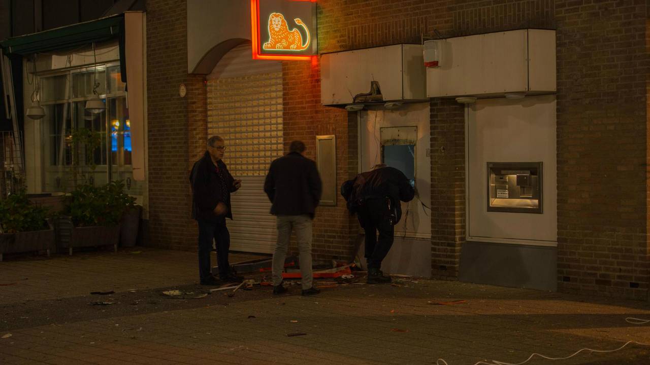 Onderzoek bij de geldautomaat. (Foto: Dave Hendriks)