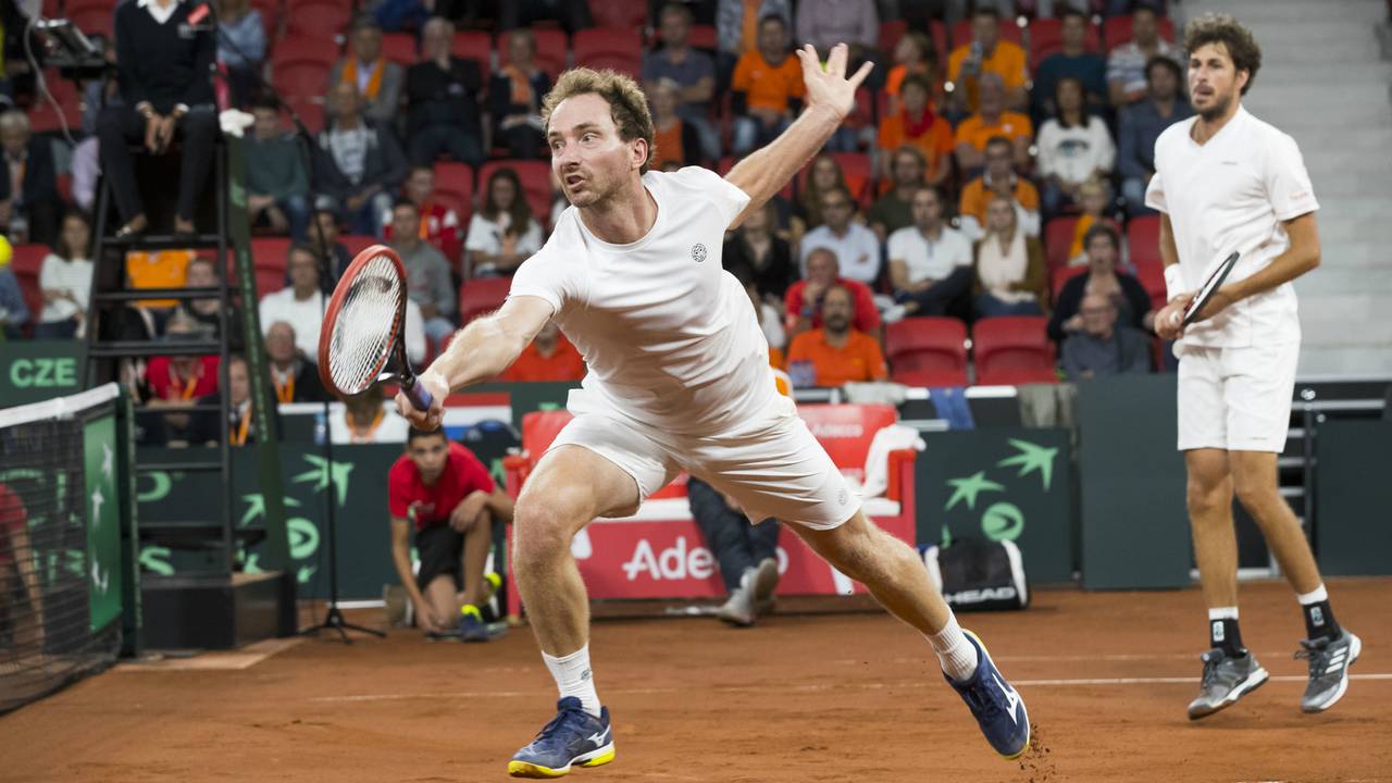 Matwé Middelkoop, Robin Haase kijkt toe (foto: ANP).