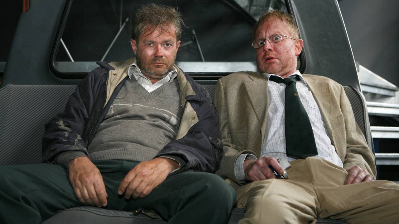 De presentatoren van Radio Bergeijk Toon Spoorenberg (Pieter Bouwman) en links Peer van Eersel (George van Houts) (foto: ANP).