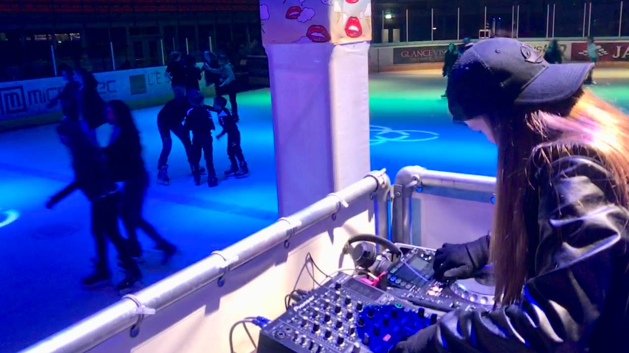 Het is discoschaatsen tijdens de openingsavond in het IJssportcentrum Eindhoven. (foto: Eva de Schipper)