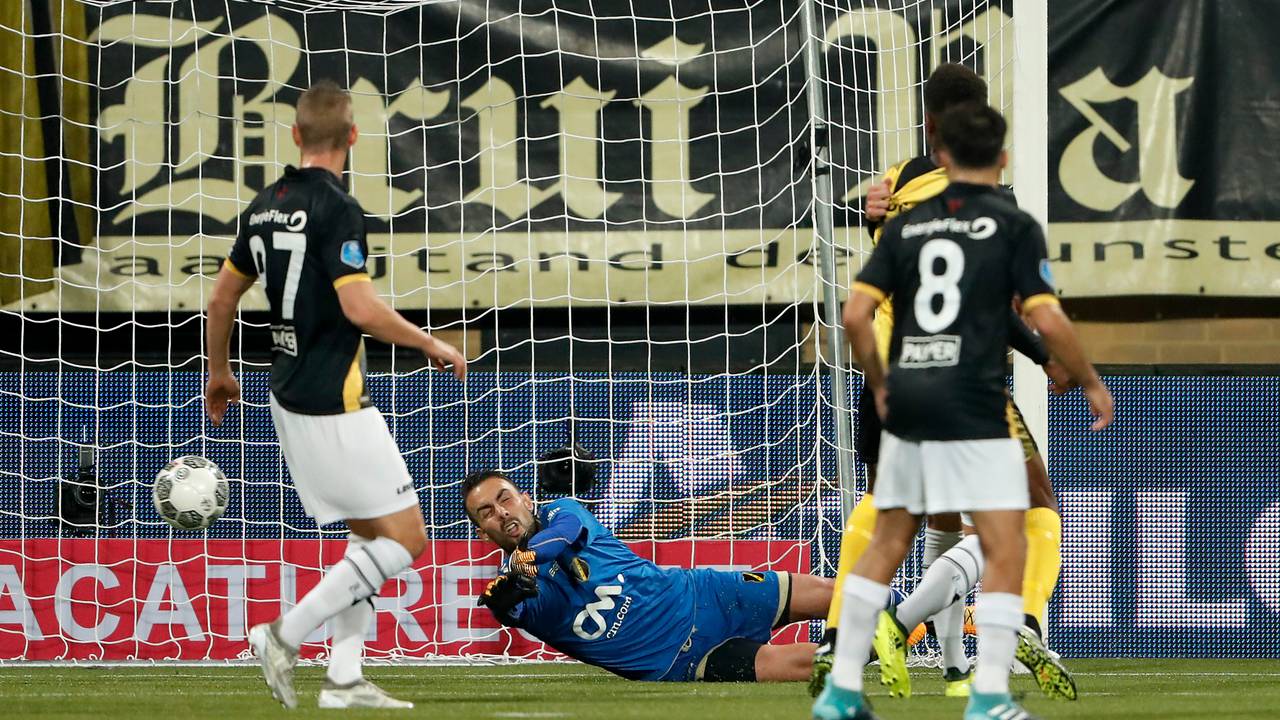 NAC-keeper Mark Birighitti kon de goal van Roda niet voorkomen (Foto: VI Images).