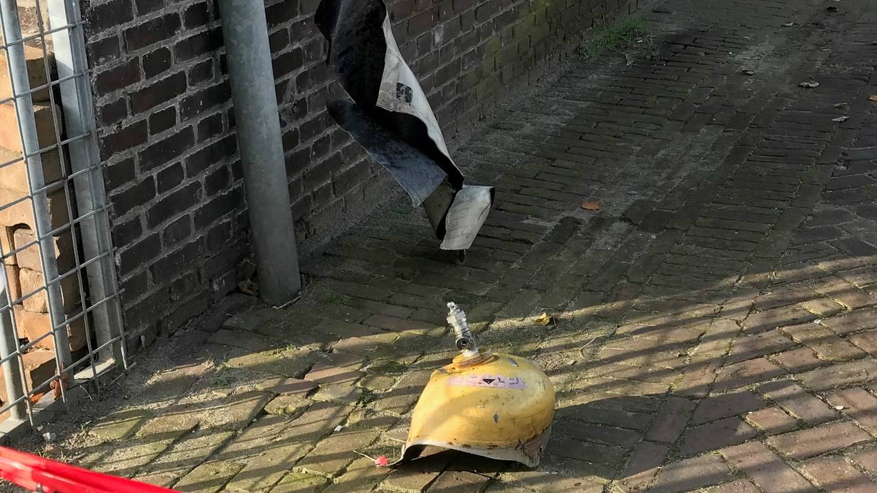 De ontplofte gascilinder. (Foto: Bart Meesters/Meesters Multi Media)