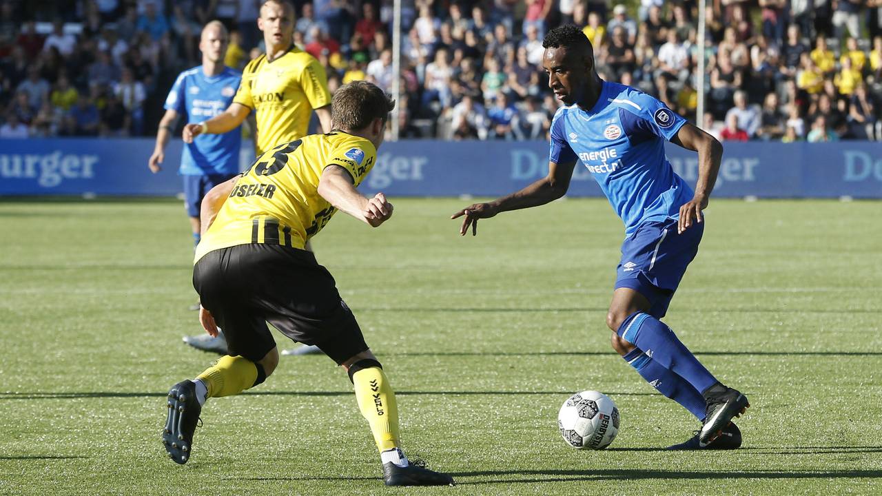 joshua Brenet (rechts) in actie tegen VVV (foto: VI Images).