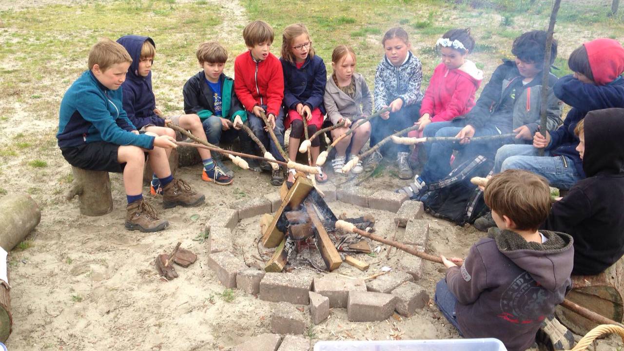 De leerlingen krijgen ook vaak les in de buitenlucht.