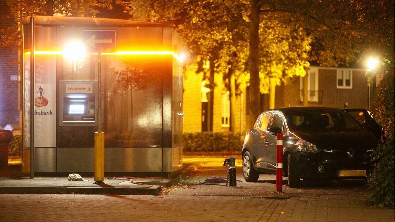 Bij de automaat stonden gasflessen en de auto van de verdachten. (Foto: Jeroen Stuve)