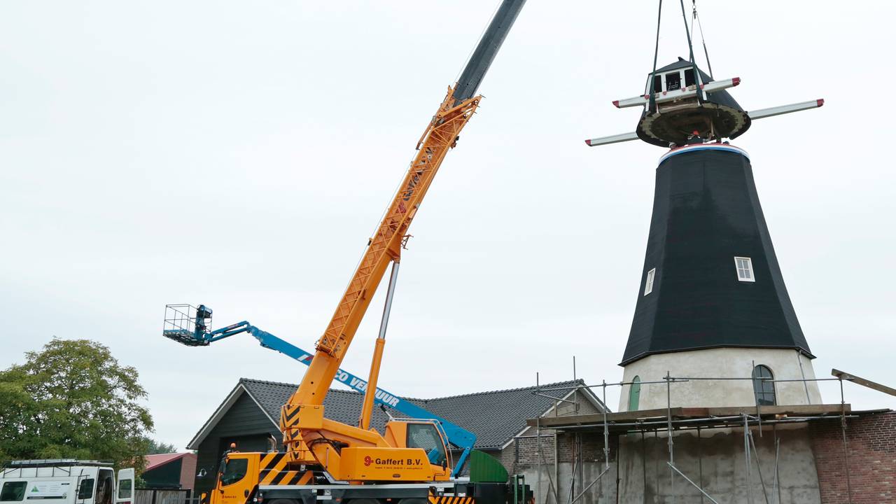 De molenkap wordt op de Keldonkse molen geplaatst. (foto: Toon Vissers)