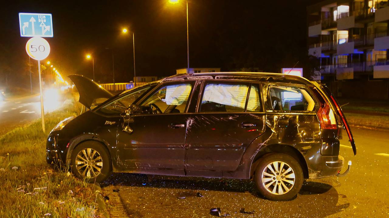 De auto raakte zwaar beschadigd. (Foto: Arno van der Linden)