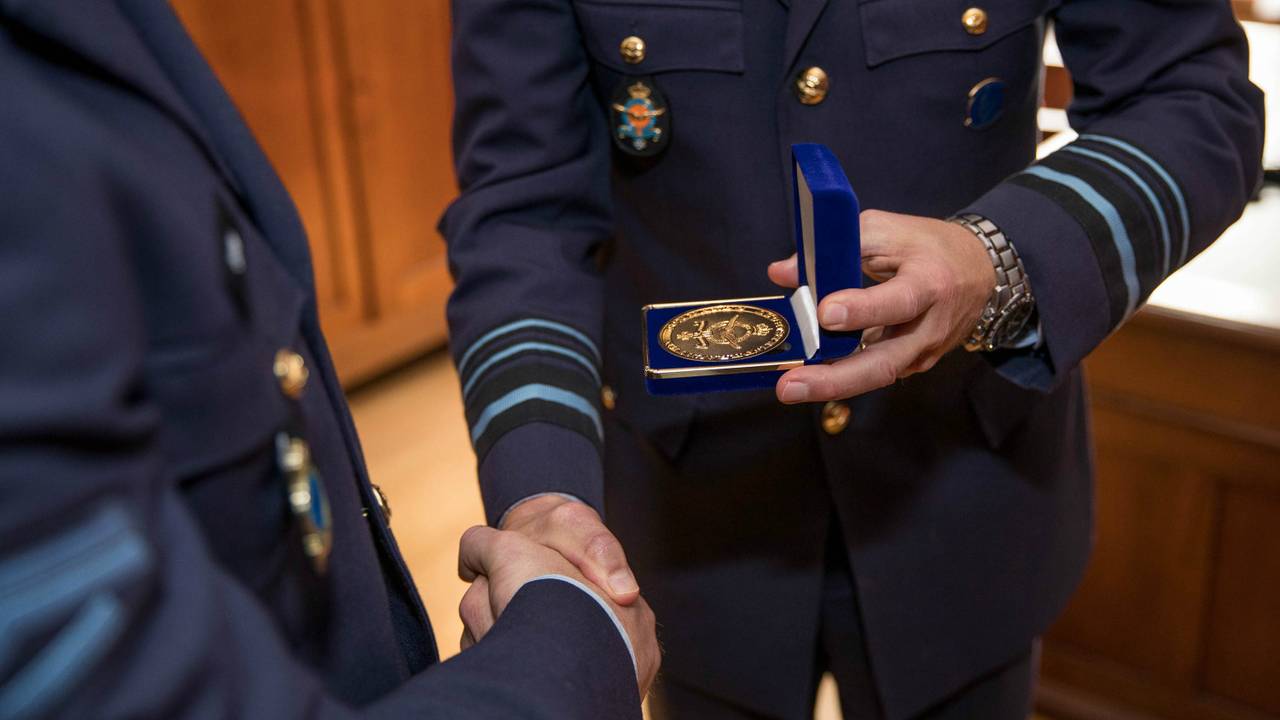 De militair kreeg een medaille voor zijn kordate optreden. Foto: Koninklijke Luchtmacht