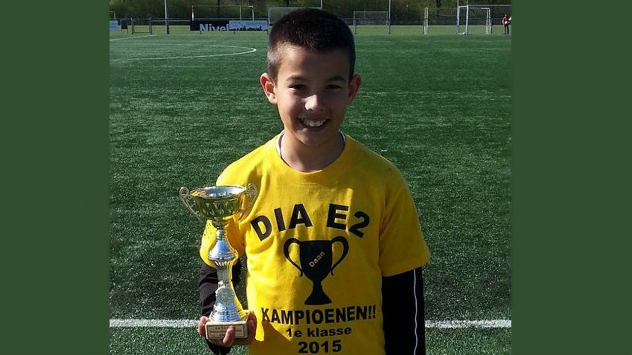 Daan werd door wespen in zijn hoofd gestoken (foto: Facebook)