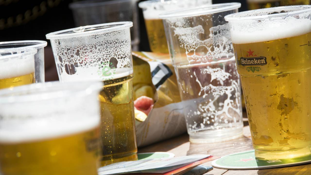 Biertjes gaan er wel in met carnaval. (Foto: ANP)